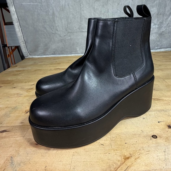 Urban Outfitters Shoes - Urban Outfitters Black Platform Chelsea Boots Size 8